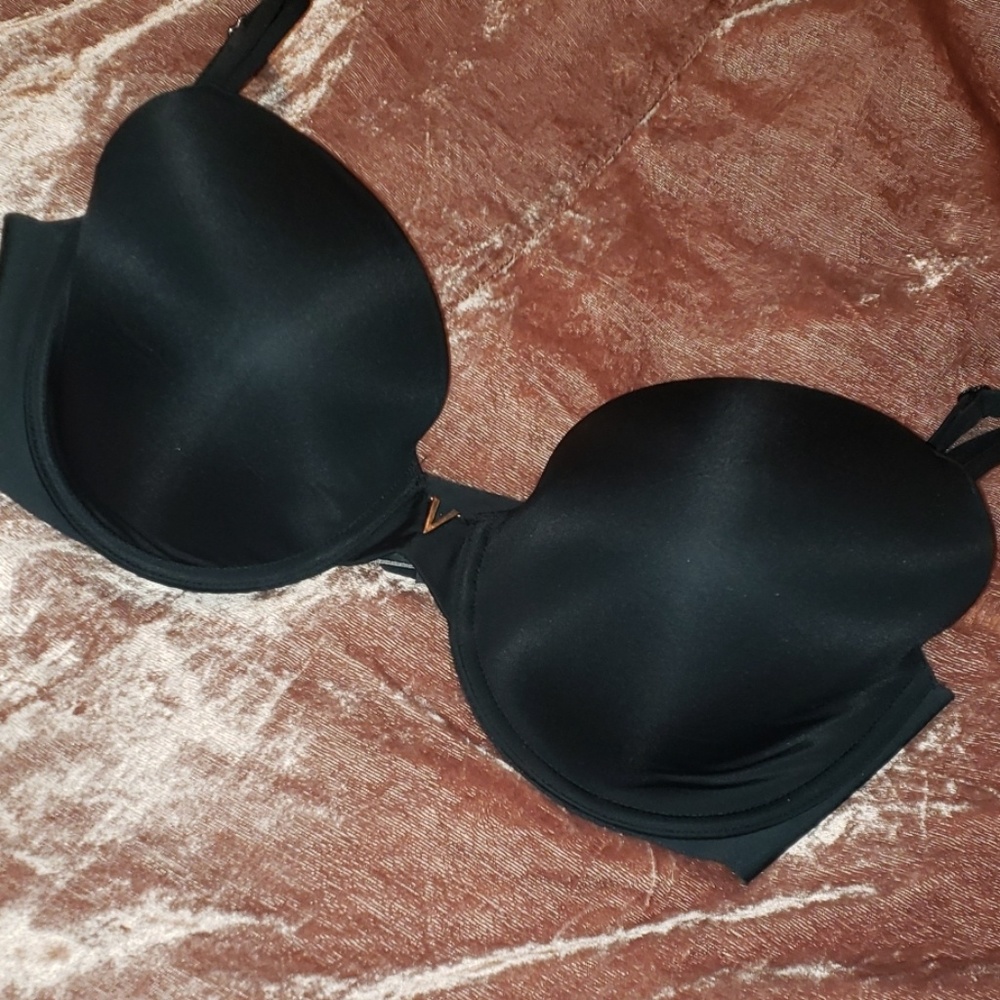 COPY - NWOT Victoria's Secret 36D black lined Dem…